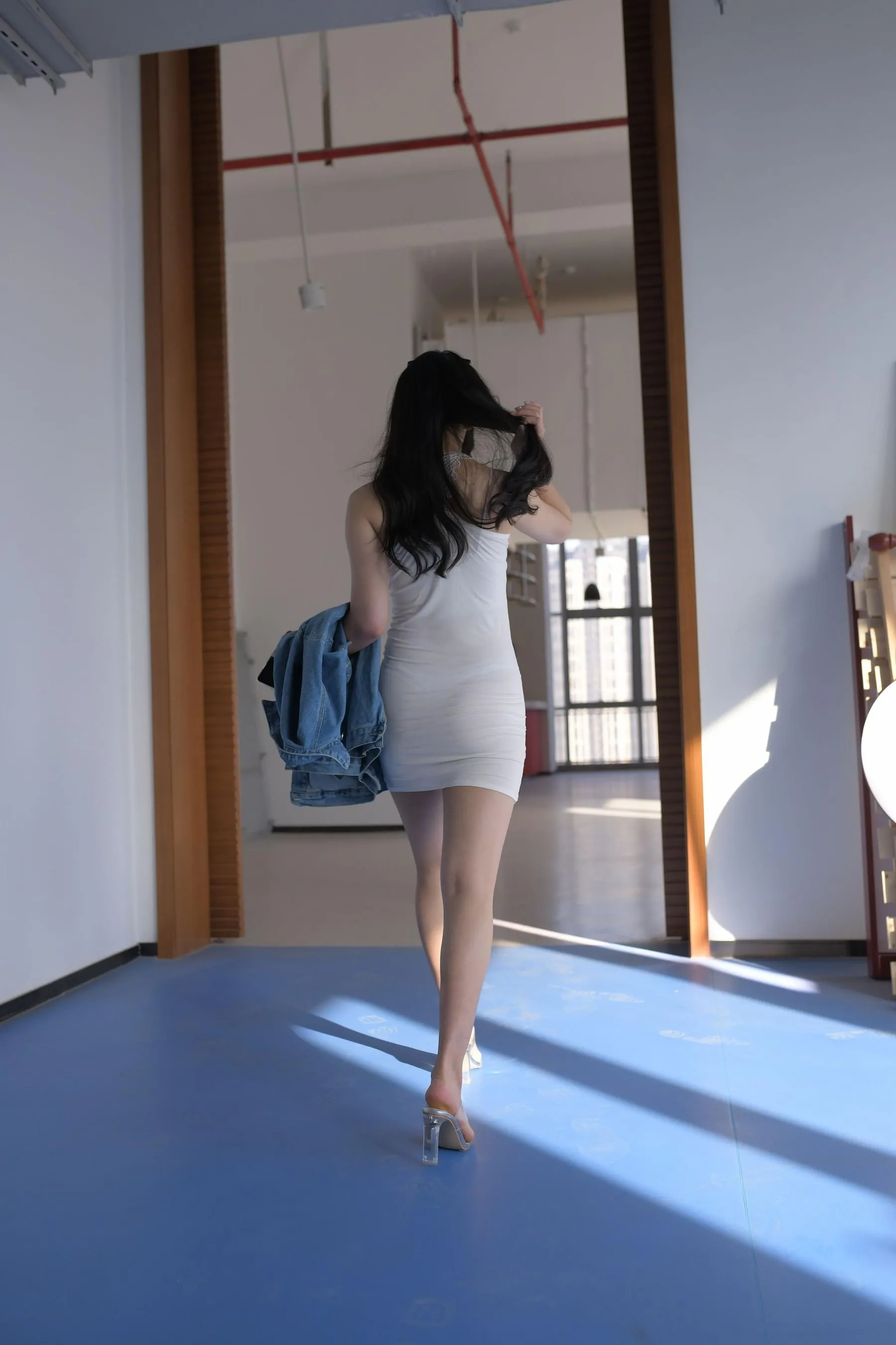 [魔镜街拍] NO.014 超性感白色包臀裙美女 [490P]插图9
